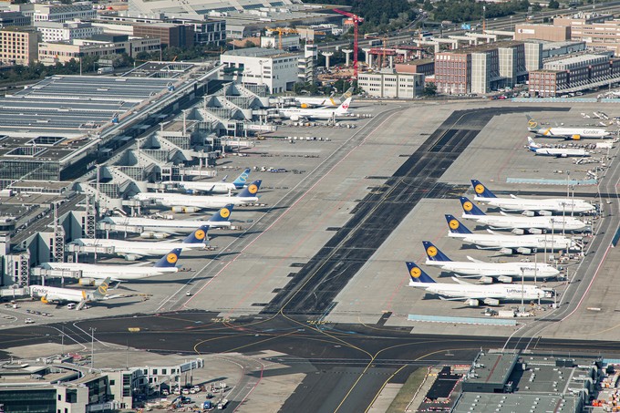 Vorfeld am Flughafen Frankfurt: Aufgrund der wenigen Passagiere wurden viele Flugzeuge geparkt. Insgesamt <span data-sheets-value="{&quot;1&quot;:3,&quot;3&quot;:18742439}" data-sheets-userformat="{&quot;2&quot;:579,&quot;3&quot;:{&quot;1&quot;:2,&quot;2&quot;:&quot;#,##0&quot;,&quot;3&quot;:1},&quot;4&quot;:{&quot;1&quot;:2,&quot;2&quot;:16777215},&quot;9&quot;:2,&quot;12&quot;:0}">18.742.439 Passagiere zählte der Flughafen.</span>