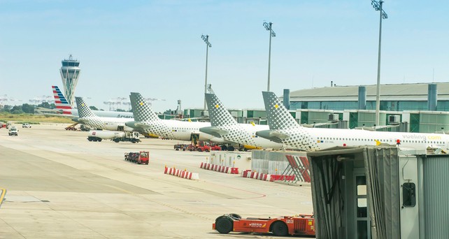 Vier Flugzeuge von Vueling am Flughafen Barcelona: Die Airline will bis 2035 ihren Spitzenposition am Airport festigen.