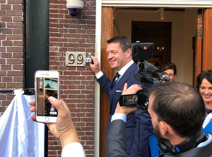 KLM-Chef Pieter Elbers präsentiert das 99. KLM-Haus: Das Gründerhaus von Douwe Egberts in Joure.