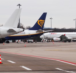 Die beiden Airbus A320 von Leav: Links die D-ANNE ohne und rechts die D-ANDI mit Beklebung.
