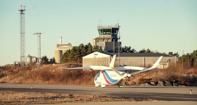 Alia CX300 an einem norwegischen Flughafen: Die Flugsicherung hat die Integration von elektrischen Flugzeugen getestet.