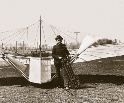 Gustav Weißkopf vor einem seiner Flieger: Bis heute ist die Frage nicht geklärt, ob nicht der Deutsche vor den Brüder Wright den ersten motorisierten Flug durchführte.