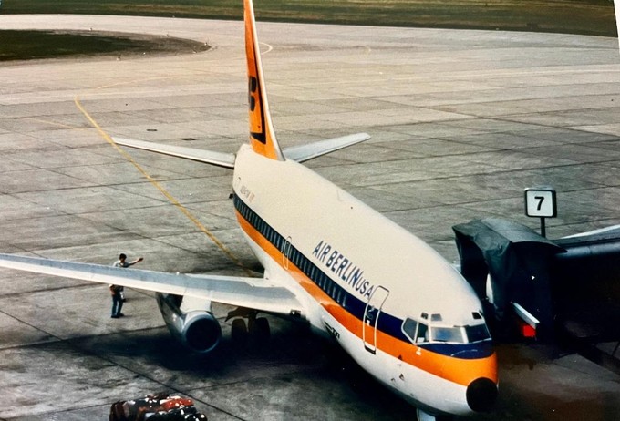 Hapag-Lloyd durfte damals nicht selbst ab Berlin operieren, aber eine ihrer Boeing 737-200 an die damals noch neue Air Berlin USA vermieten.