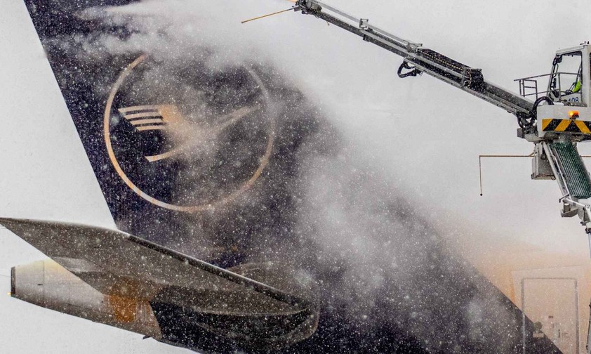 Eine Lufthansa-Maschine wird enteist: Fraport hat die Einteisung in Frankfurt eingestellt.