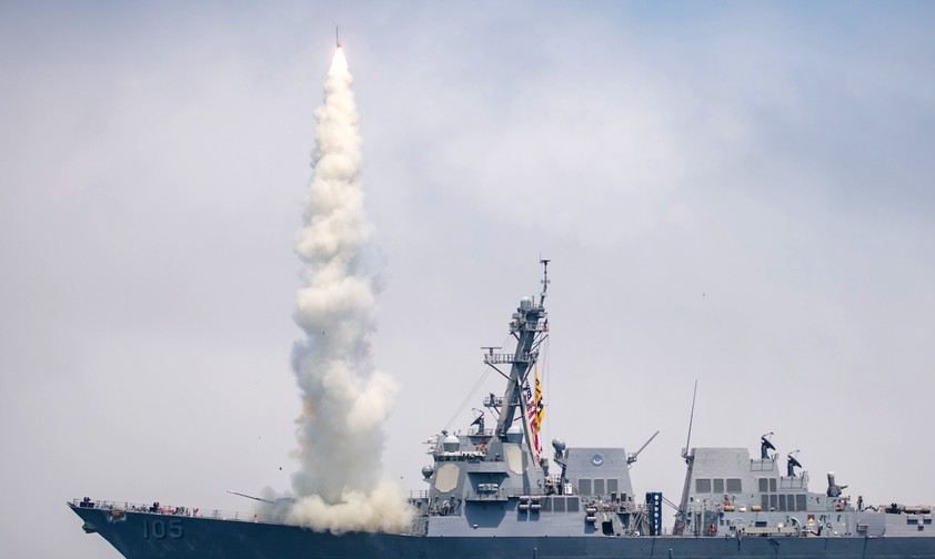 Luftverteidigung ist multi-dimensional und schließt die Seestreitkräfte ein. (Bildquelle: Raytheon)