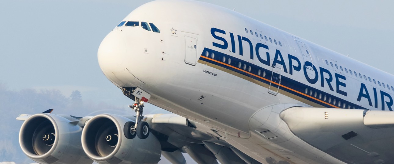 Singapore Airlines: Die Fluggesellschaft setzt weiterhin auf den Airbus A380. Erst kürzlich wurde ein weiteres Exemplar aus Australien zurückgeholt, um die Kabine zu modernisieren. Die Fluglinie hat aber beschlossen, <a href="https://www.aerotelegraph.com/singapore-airlines-zieht-sieben-a380-aus-dem-verkehr">sieben ihrer 19 Exemplare auszuflotten</a>.