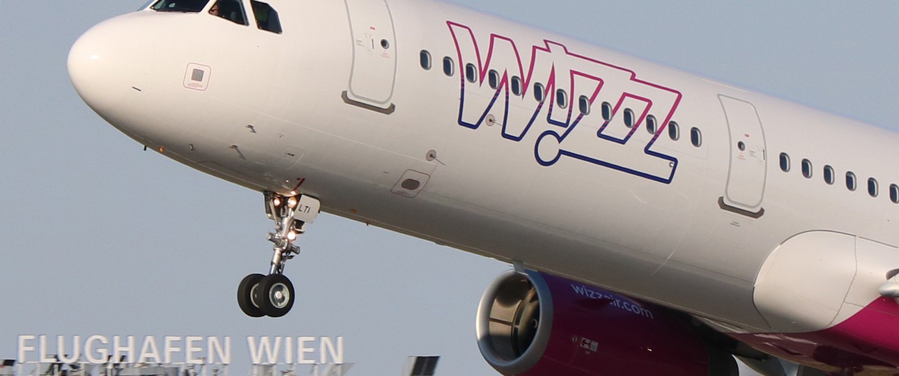 Airbus 321 von Wizz Air in Wien: Die Billigairline fliegt von VIE aus 38 Destinationen in 24 Ländern an.