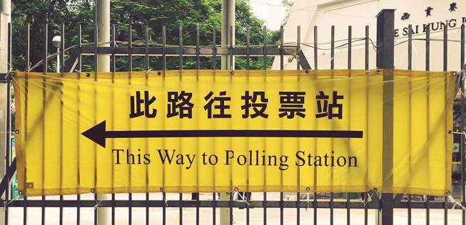 Wahllokal in Hongkong: Auch Firmen - selbst solche aus dem Ausland - wählen mit.
