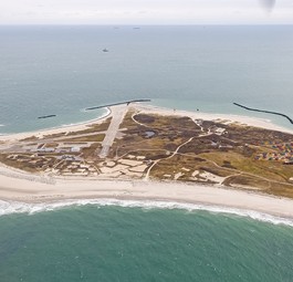 Der Flugplatz mit drei kurzen Pisten liegt auf Helgoland-Düne.