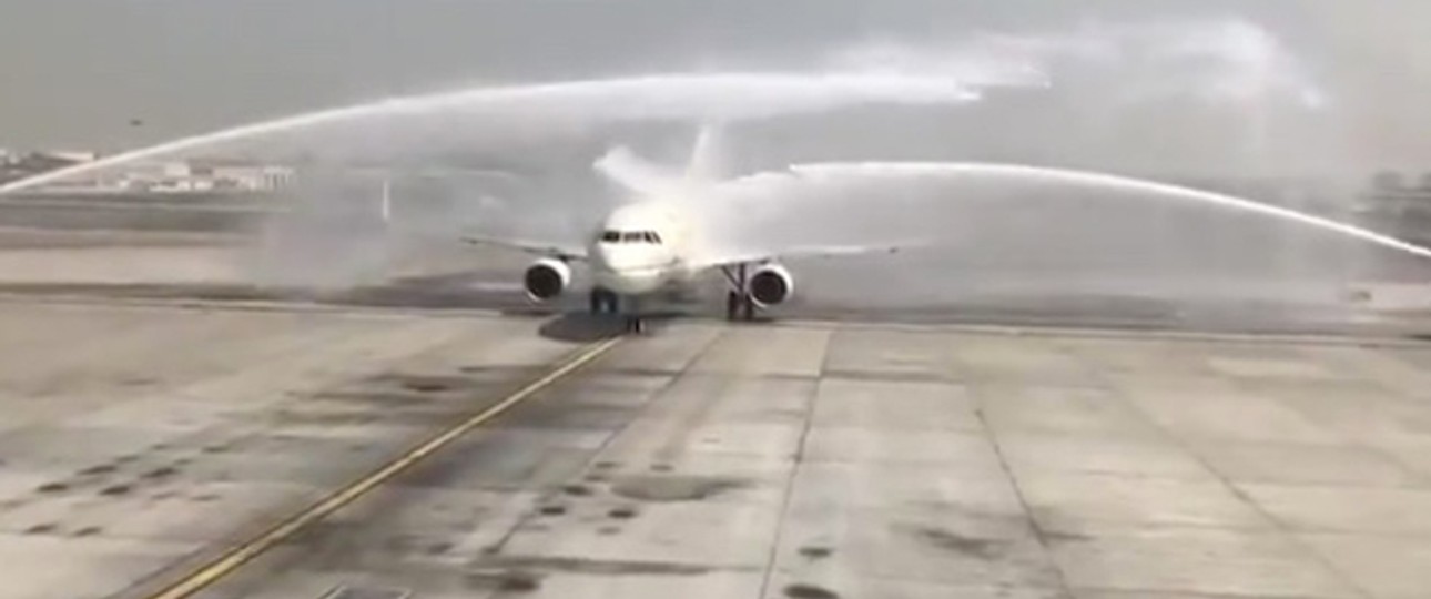 Die Maschine von Saudia mit den Wasserfontänen: Volle Kraft auf die Tür.