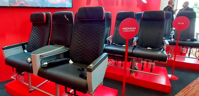 ... ist schmaler als ein normaler Sitz und lässt für die anderen beiden Sitze so mehr Platz. Hinter der Premium-Klasse ...