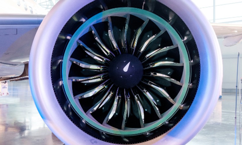 Das überdurchschnittlich große Pratt-&amp;-Whitney-PW1500G-Triebwerk an einer Bombardier CS100.