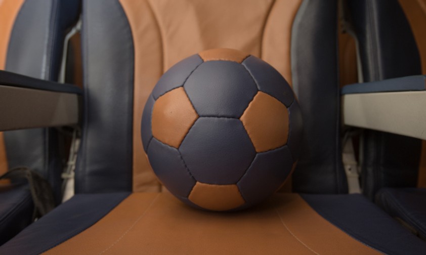 Wenn Sie in den vergangenen Jahren Southwest Airlines geflogen sind, dann sollten Ihnen die Farben dieses Fussballs bekannt vorkommen. Er wurde aus den alten Lederbezügen der Flugzeugsitze hergestellt und dient nun einem Kind in Kenia als Spielzeug.