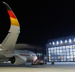 Der Airbus A350-900 mit dem Kennzeichen 10+01 bei Lufthansa Technik in Hamburg: Der Jet ...