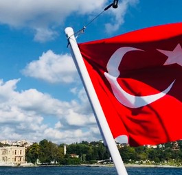 Türkeiflagge auf einem Schiff am Bosporus: Das Land ist ein beliebtes Flugziel der Russen.