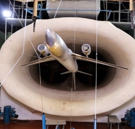 Mit drei kleinen Modellen macht Russland erste Windkanaltests für Langstreckenflugzeug-Konzepte. Die Tests finden kopfüber statt.Hier zu sehen: Entwurf MS-1 mit kreisrundem Rumpf.