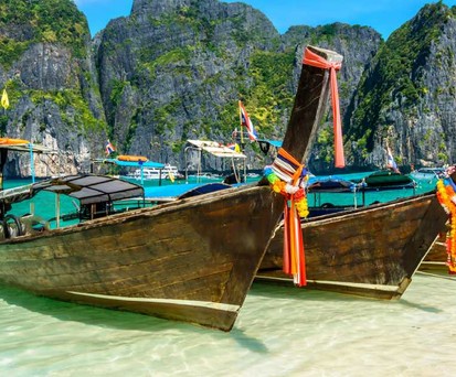 Boote am Strand in Thailand: Drei neue  Fluggesellschaften wollen bald starten.