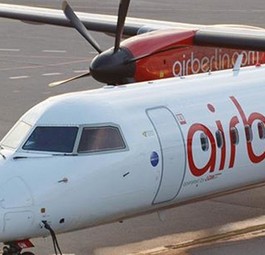 Dash 8 von LGW noch in den Farben von Air Berlin: Die A320-Kapitäne können auf dieses Modell wechseln.