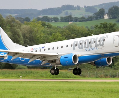 Embraer E170 von People's: Zu Beginn trug die Airline noch den Zusatz Viennaline.