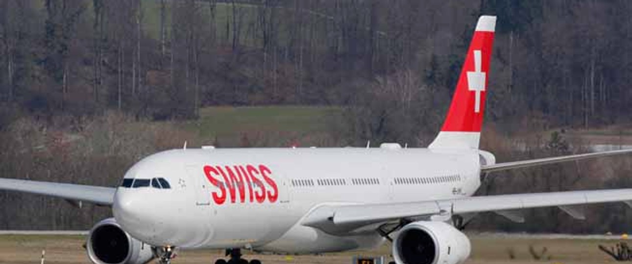 Airbus A330 von Swiss (Archivbild): Ein Crewmitglied könnte erkrankt sein.