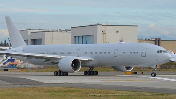 Die Boeing 777-300ER mit ungewöhnlicher Bemalung.