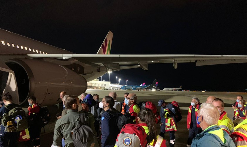 Das medizinische Personal vor dem Abflug.