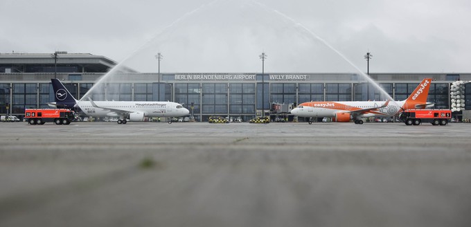 Kopf an Kopf: Auf dem Vorfeld bekamen beide A320 Neo zur Begrüßung eine Wasserfontäne.