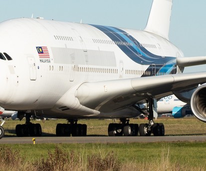 Der Airbus A380 mit der Kennung 9M-MNE bei der Ankunft in Tarbes 2022: Seit 2024 als 2-JEYL registriert.