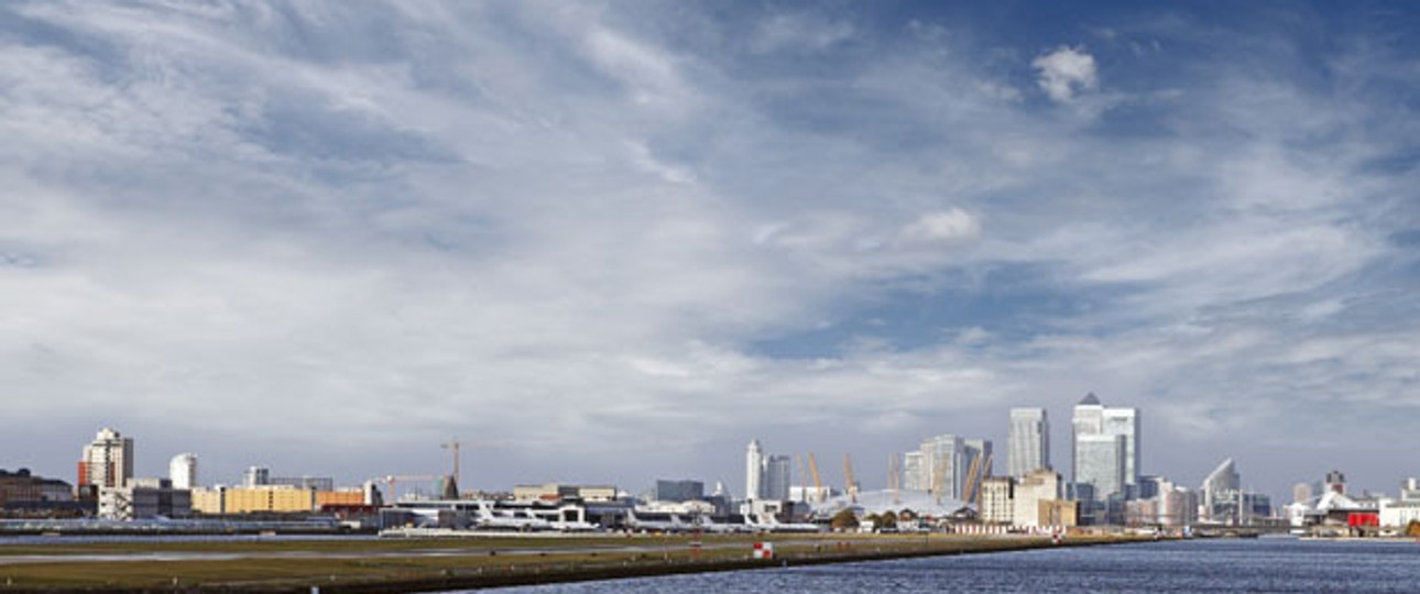 Der London City Airport vermarktet sich als einziger Flughafen, der wirklich in London liegt. Er liegt fünf Kilometer vom Finanzzentrum Canary Wharf und zehn vom Stadtzentrum entfernt.