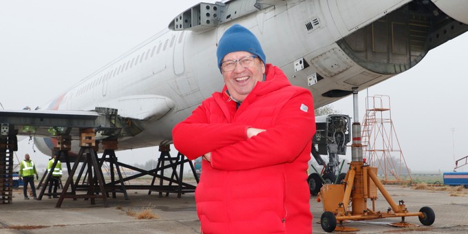 Cyril Fogas vor seiner Tupolev Tu-154: Das Flugzeug ...