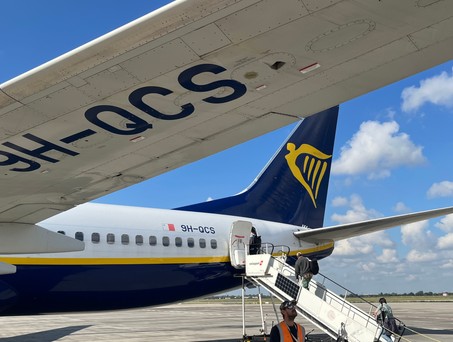 Eine Boeing 737 Malta Air am Flughafen BER: Das Cockpitpersonal verhandelt über einen neuen Tarifvertrag mit dem Management. 