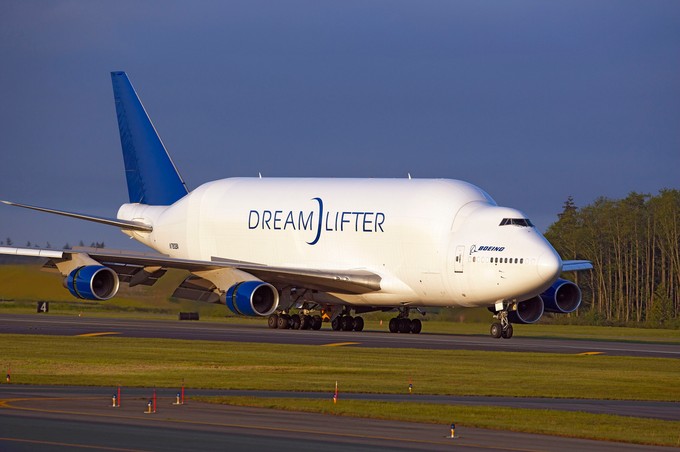 Anders aber ebenso ungewöhnlich wie Airbus' Belugas sehen Boeings Dreamlifter aus. Es handelt sich um modifizierte Boeing 747-400, mit denen der Flugzeugbauer Teile für die Produktion der Boeing 787 Dreamliner transportiert.