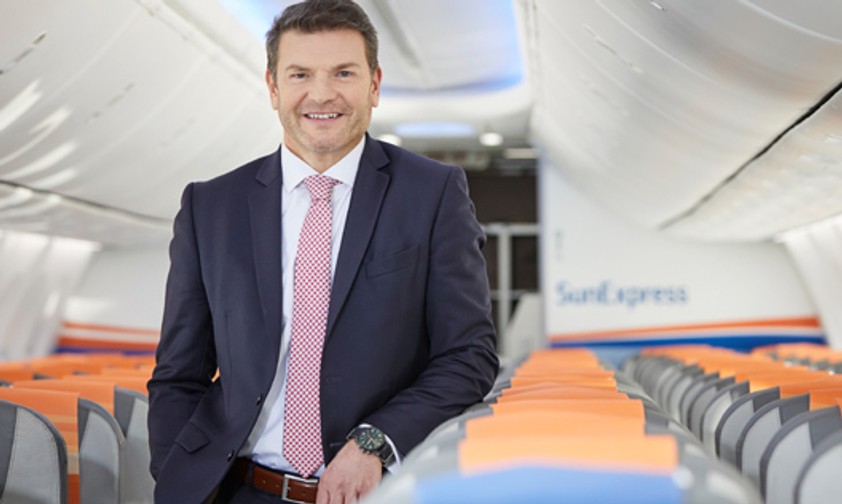 Sun-Express-Chef Jens Bischof: Hat Spaß an Schlümpfen.