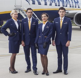 Die neuen Uniformen von Ryanair kommen viel eleganter daher. Ihre Farbe ist Königsblau.