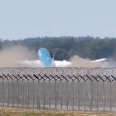 Die Boeing 787 hebt in München ab: Viel Staub aufgewirbelt.