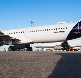 Stillgelegter Lufthansa-Jet am Berliner Flughafen BER: Die Airline muss viele ihrer Flieger außerhalb ihrer Drehkreuze unterbringen.