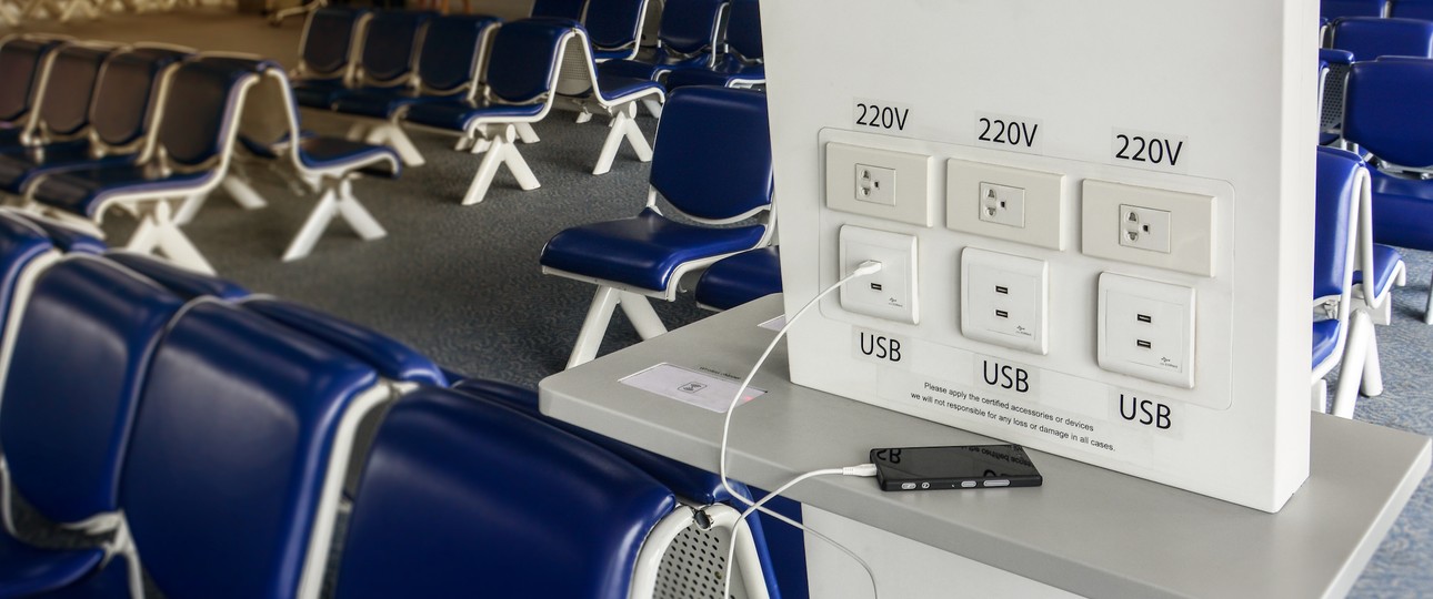 Ladestation an US-Flughafen: Lieber die Steckdose nutzen.