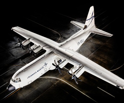 Die Lockheed Martin LM-100 J ist 34,37 Meter lang und weist eine Spannweite von 40,41 Meter auf.
