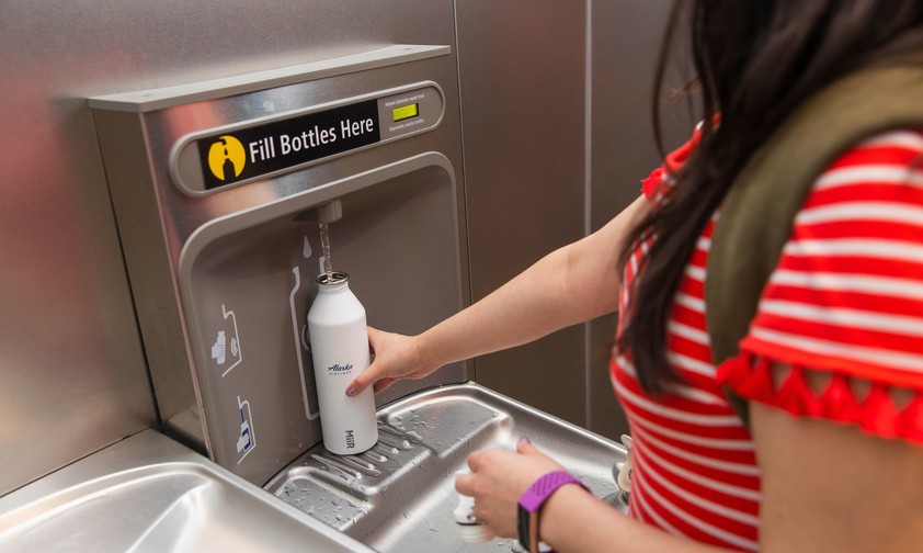 Flasche im Wasserspender: Vor dem Flug bitte auffüllen.