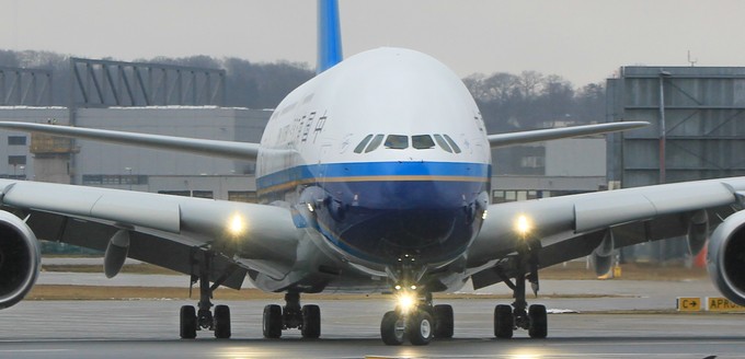 China Southern betreibt fünf Superjumbos. Und alle fünf Airbus A380 sind im Einsatz. Die Fluggesellschaft fliegt mit ihnen Ziele auf vier Kontinenten an: Paris und Amsterdam in Europa, Melbourne in Australien, Los Angeles in Amerika und Tokio in Asien.