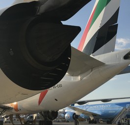 In Reihe zu sehen: Ein A380-Treibwerk, eine Boeing 777 von Emirates, der Dreamliner von Etihad und ein Airbus A350 von Fiji Airways.