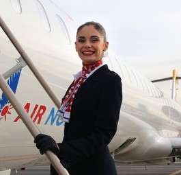 Flugbegleiterin vor Bombardier-Jet von Air Nostrum:  Entscheidet sich die Airline für andere Flugzeuge?
