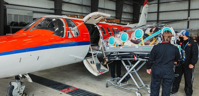 Ein Epishuttle wird in einen Ambulanzflieger verladen: Die Isolier-Liege schützt Besatzungen vor Ansteckungen.