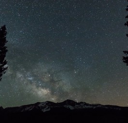 Nachthimmel in den Bergen Colorados: 1982 wurde ein Mann gerettet, weil in einem Passagierflugzeug jemand die SOS Zeichen erkannte.