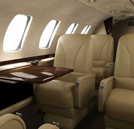 Etwas luxuriöser ist es im Privatjet auf jeden Fall.