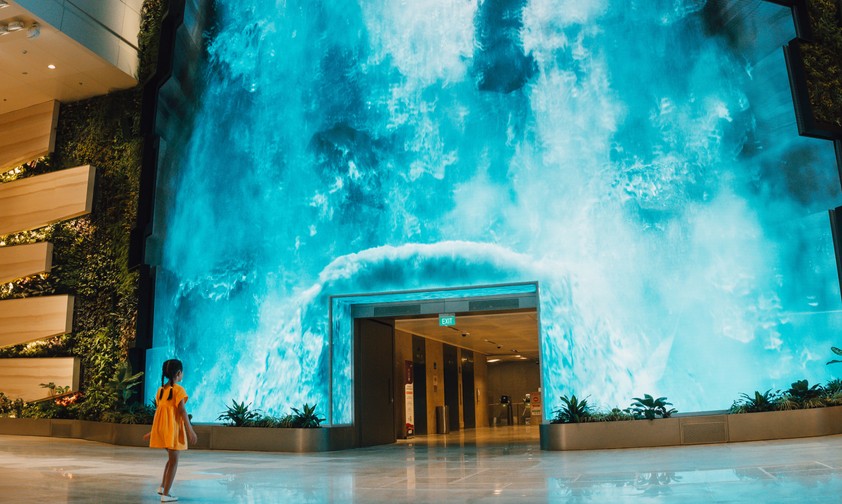 The Wonderfall: Der digitale Wasserfall befindet sich in der Abflughalle des wiedereröffneten T2 des Changi Airport.