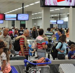 Passagiere in Schiphol: Am vergangenen Wochenende funktionierte das Gepäcksystem nicht.