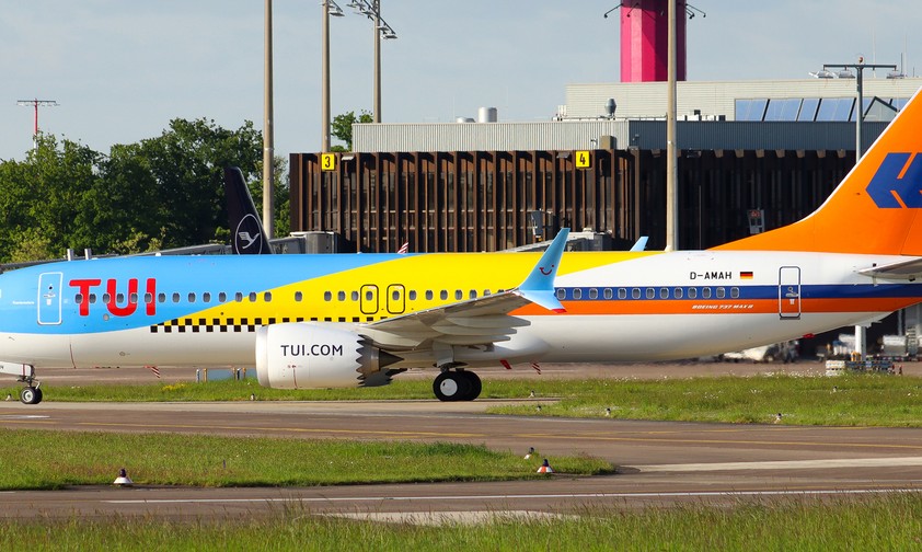 Die D-AMAH: Vorne Tuifly-Design, in der Mitte HLX, hinten Hapag-Lloyd Flug. Die ...
