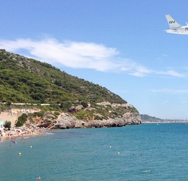 Flieger von Marabu über einem spanischen Strand: Die Airline hat massive Probleme.