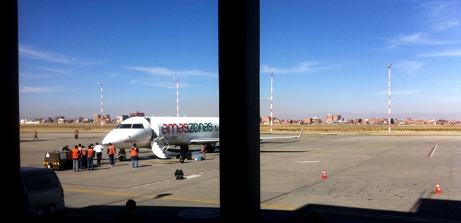 Flugzeug von Amaszonas am Aeropuerto Internacional El Alto: Airlines müssten Tickets verteuern.